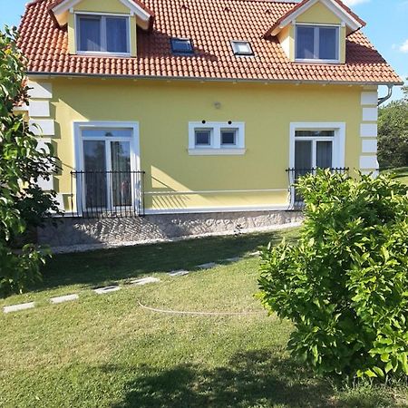 Kondics Apartmanhaz Sarvar Ngoại thất bức ảnh