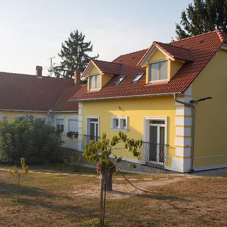 Kondics Apartmanhaz Sarvar Ngoại thất bức ảnh