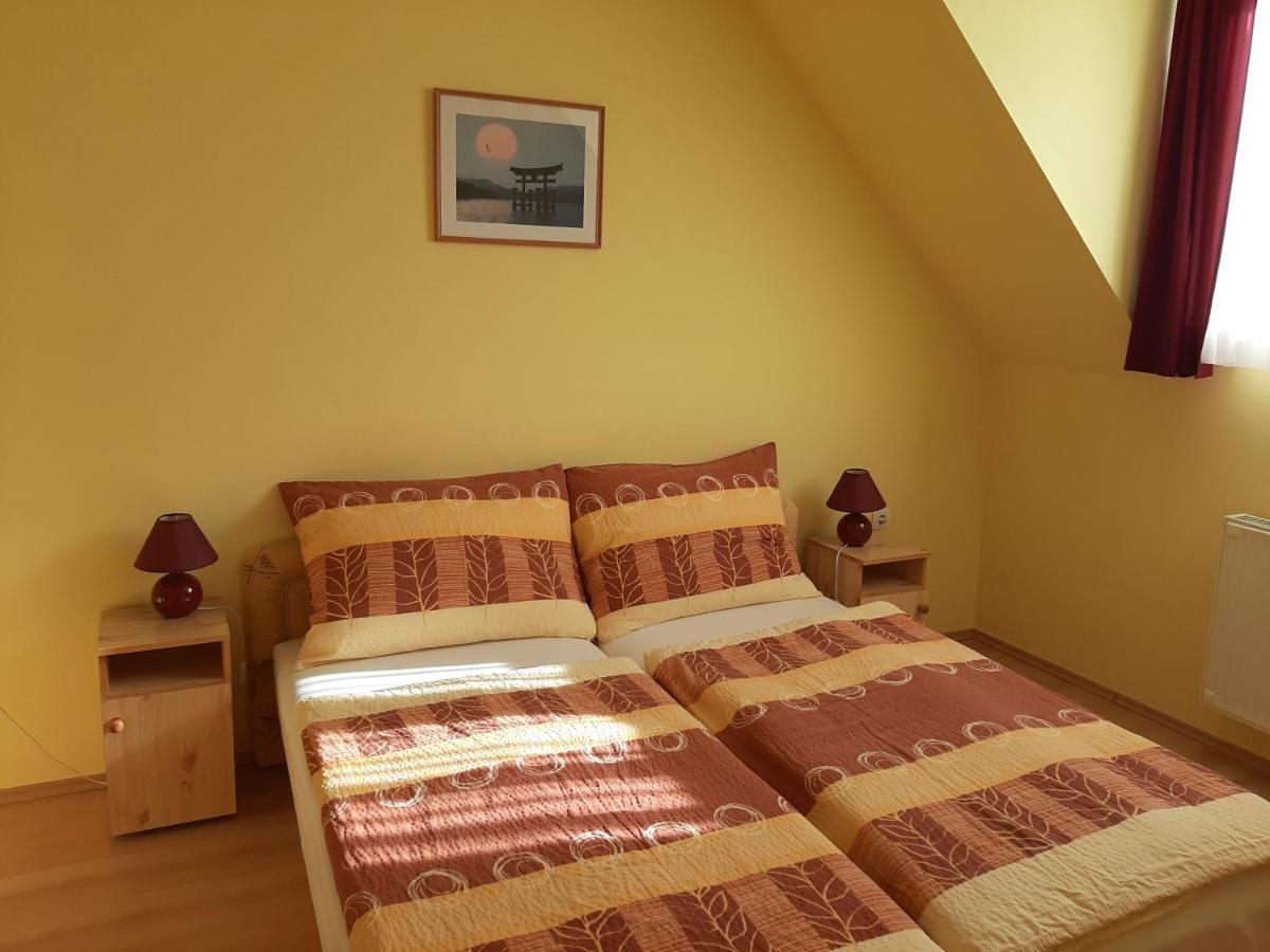 Kondics Apartmanhaz Sarvar Ngoại thất bức ảnh